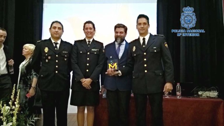 La Policía Nacional recibe el premio a la colaboración en educación