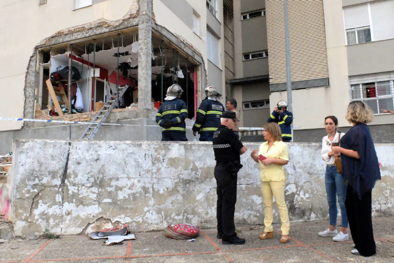 Se mantiene el desalojo de dos viviendas junto a la afectada por la explosión de gas en S. Juan de Dios