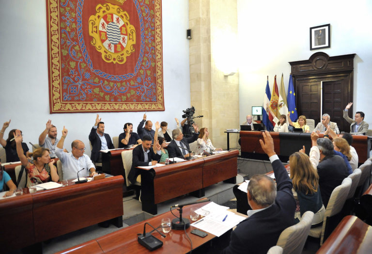 El Pleno instará la reposición de plazas de funcionarios en el Consistorio