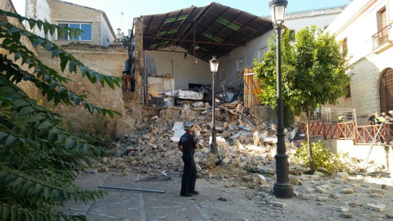 Bomberos intervienen en la caída de un muro en calle Granada