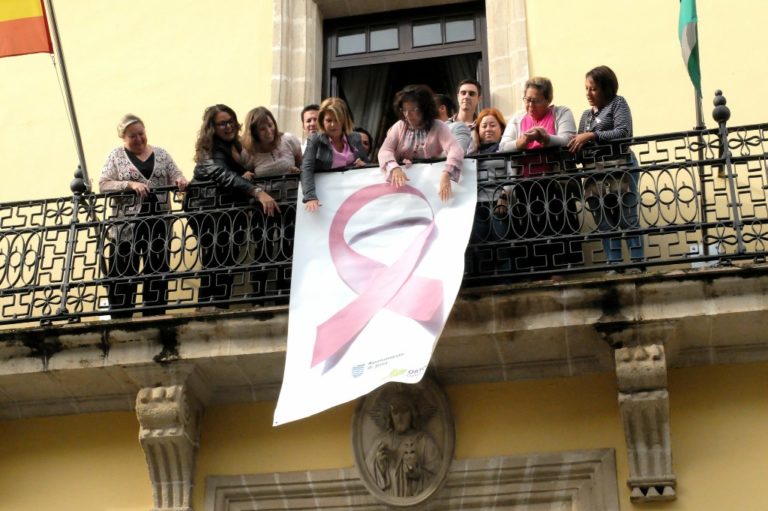 Día contra el Cáncer de Mama con la colocación del Lazo Rosa en el balcón municipal