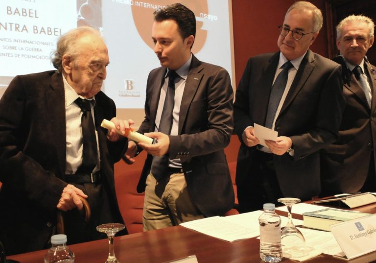 Rafael Sánchez Ferlosio recibe el Premio Internacional de Ensayo por ‘Babel contra Babel’