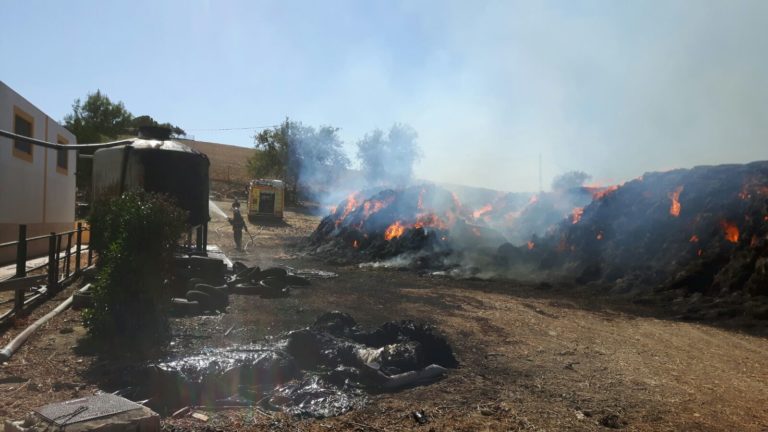 Bomberos intervienen en un incendio de pajar en Carretera del Calvario