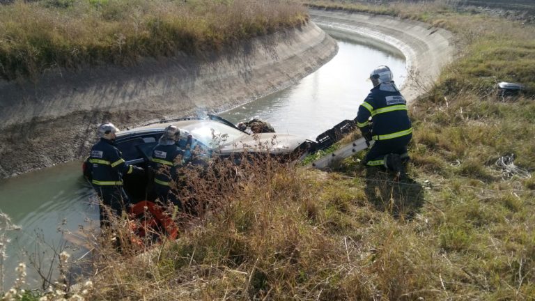 Bomberos de Jerez rescatan a dos personas atrapadas en un coche en un canal