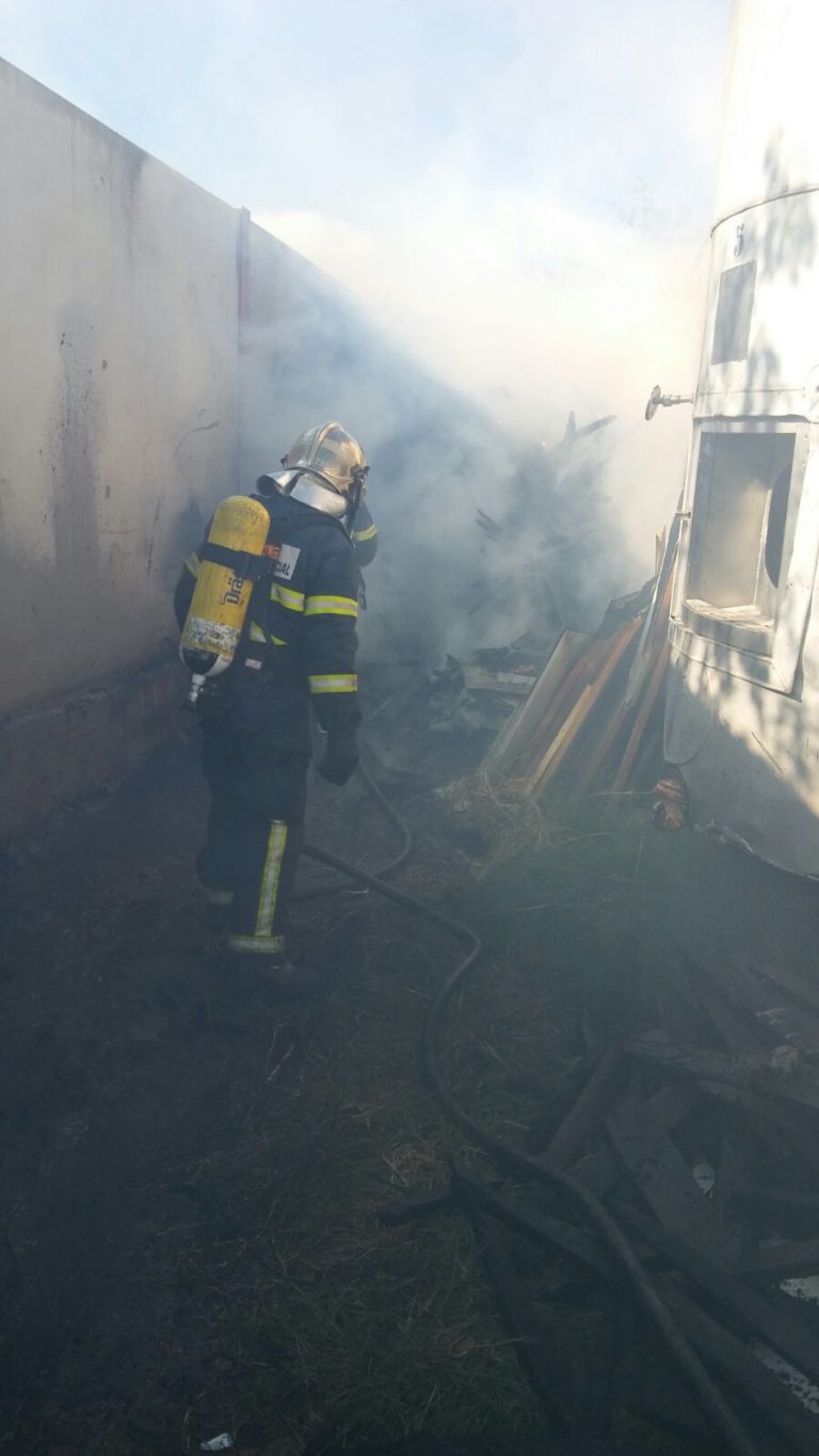Los bomberos intervienen en un incendio de maderas en El Portal