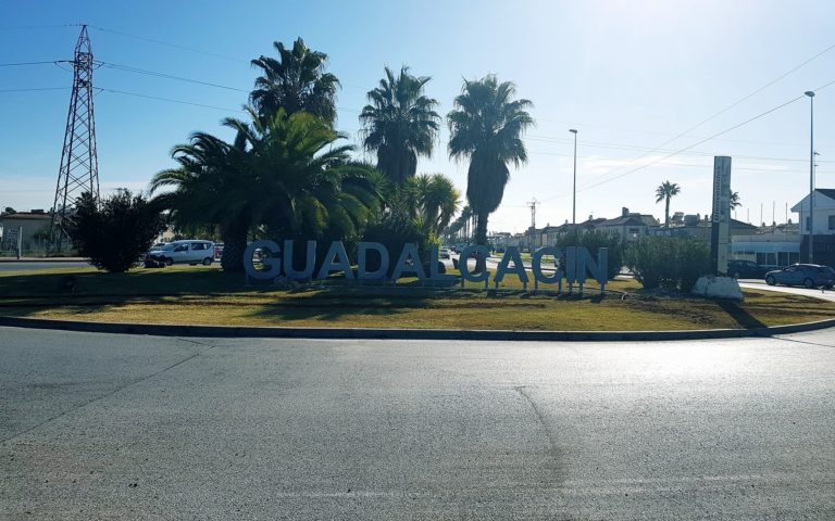 Nuevo rótulo en la rotonda de entrada a Guadalcacín