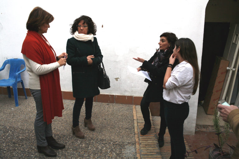 Carmen Collado visita la sede de AFACESJE para conocer sus proyectos y demandas