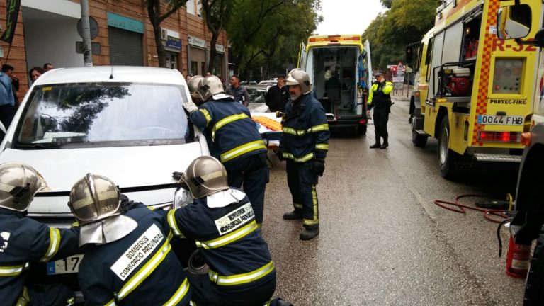 Una mujer herida en un accidente de tráfico en C/ Arquitecto José Vargas