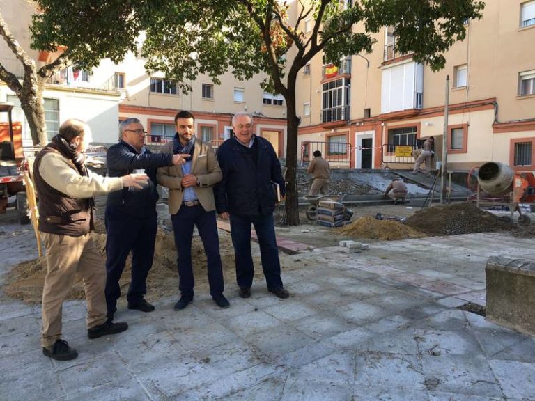 José Antonio Díaz visita la fase final de las obras de reforma de las plazas de La Alegría