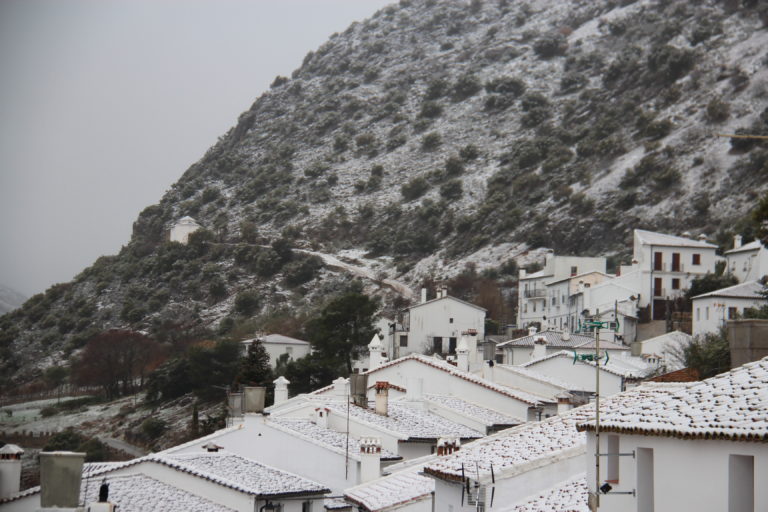 Nieva en la Sierra de Cádiz. Villaluenga, de cuento