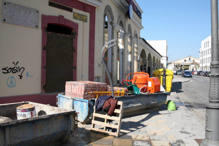 El Ayuntamiento inicia los trabajos de tapiado de huecos del Hotel Palmera Plaza