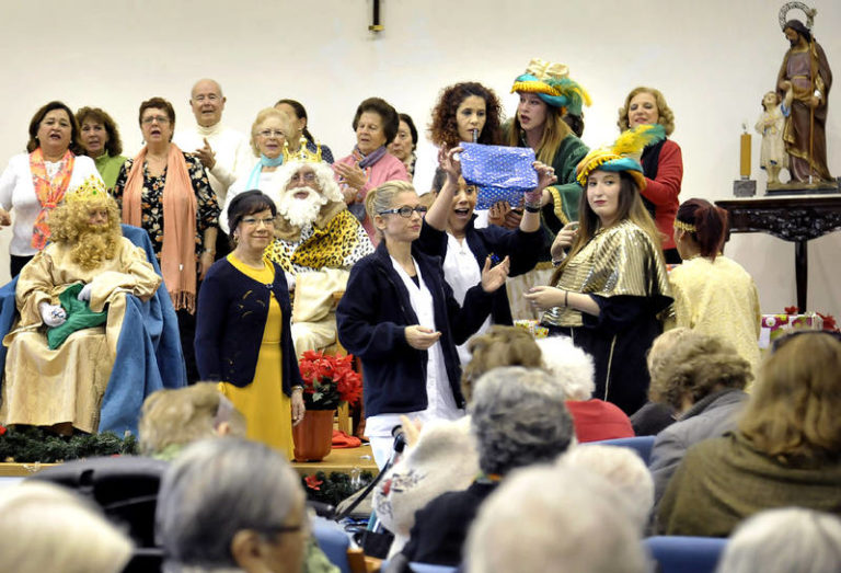 Los RR.MM. reparten alegría y regalos en el Centro de Acogida San José