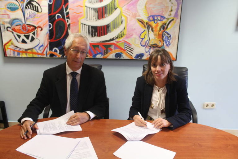 Ayuntamiento y el Xerez D.F.C. firman un convenio para el uso del Estadio Chapín