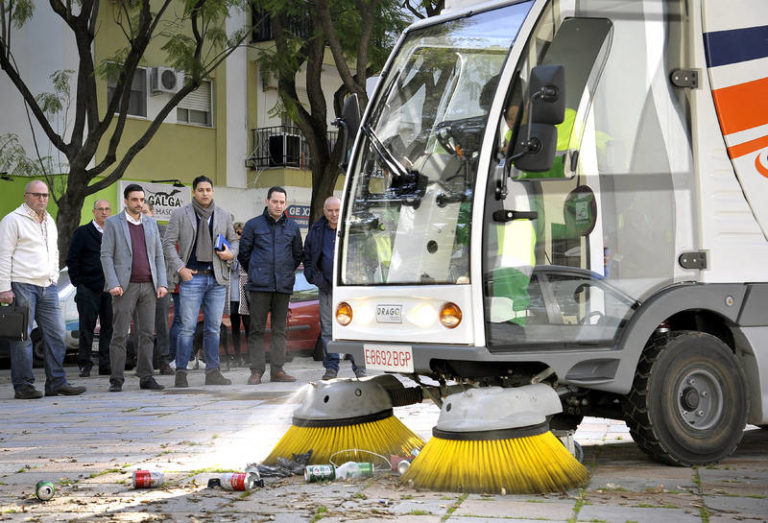 El Ayuntamiento prueba una máquina barredora «al 100% sostenible»