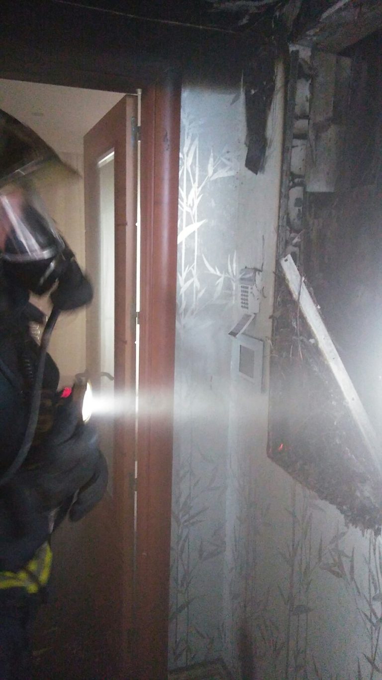 BOMBEROS DE JEREZ INTERVIENE EN UN INCENDIO EN UNA CASA EN TORREMELGAREJO