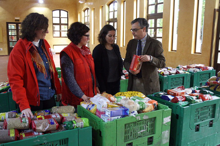 La REAAE entrega a la Cruz Roja 3.000 kilos de alimentos