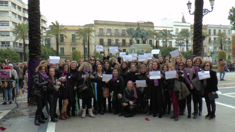Jerez se sumó masivamente a la huelga feminista del 8-M