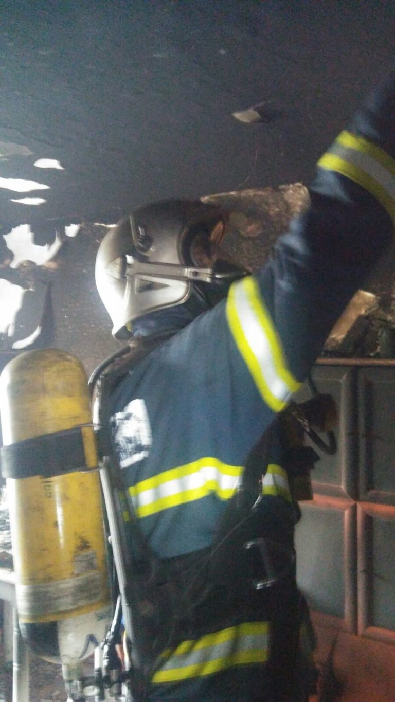 BOMBEROS DE JEREZ INTERVIENEN EN UN INCENDIO DE VIVIENDA EN CALLE ESCUADRA