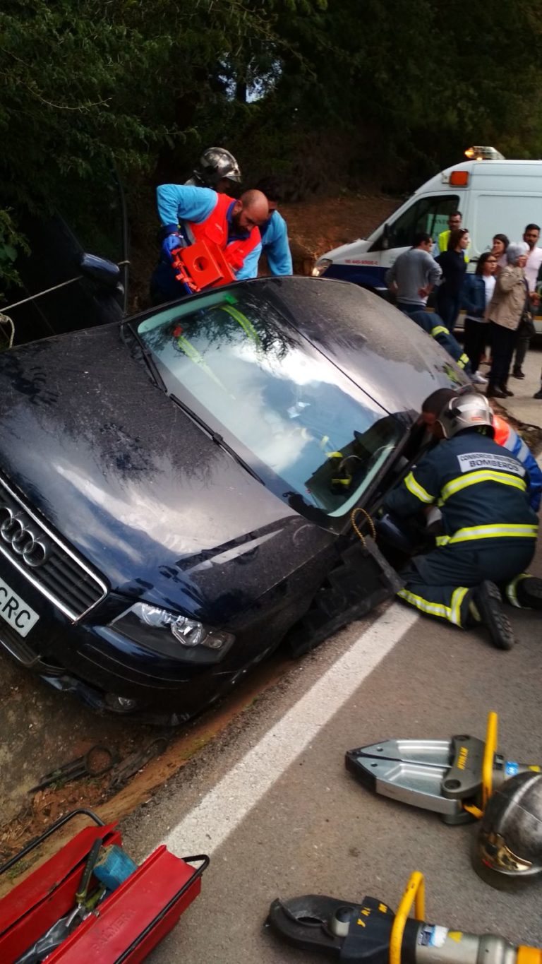 BOMBEROS RESCATAN AL OCUPANTE DE UN COCHE POR SALIDA DE VÍA EN LA A-2004.