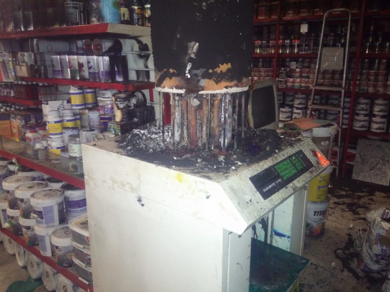 Bomberos de San Fernando intervienen en un incendio en una droguería.