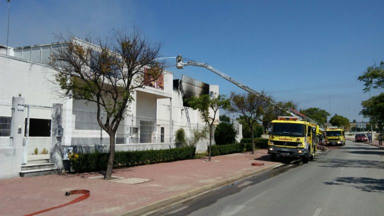BOMBEROS INTERVIENEN EN EL INCENDIO DE LA ANTIGUA NAVE DE PANISOL