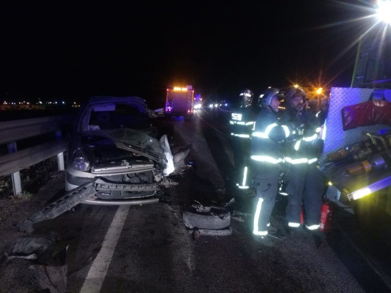 BOMBEROS DE JEREZ  EXCARCELAN A UN CONDUCTORA TRAS UNA COLISIÓN FRONTAL EN LA N-349