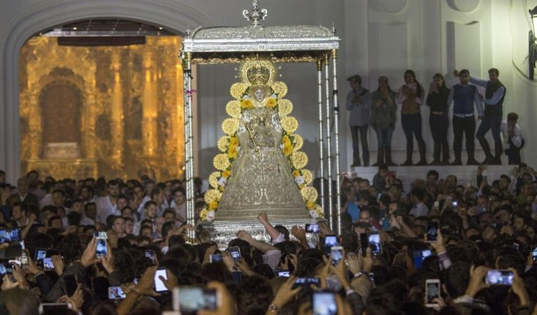La Virgen del Rocío procesiona por sus calles tras un salto de la reja adelantado