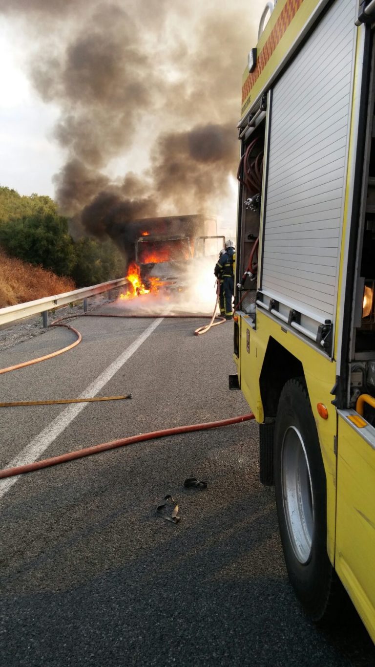 BOMBEROS DE JEREZ  INTERVIENEN EN EL INCENDIO DE UN CAMIÓN EN LA A-4