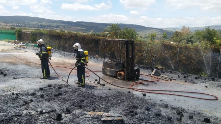 BOMBEROS DE OLVERA INTERVIENEN EN EL INCENDIO DE UNA NAVE EN SETENIL DE LAS BODEGAS