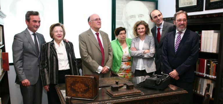 La UCA recibe el fondo bibliográfico y documental personal de Antonio Domínguez