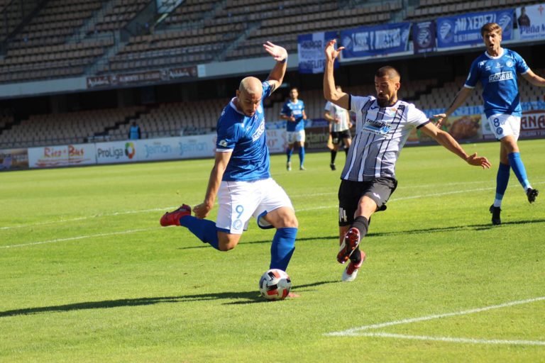 Dos errores en la recta final  dejan sin puntos al Xerez DFC (1-2)