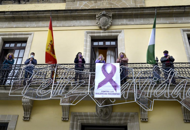 La alcaldesa preside la colocación de la pancarta contra las violencias machistas en la fachada municipal