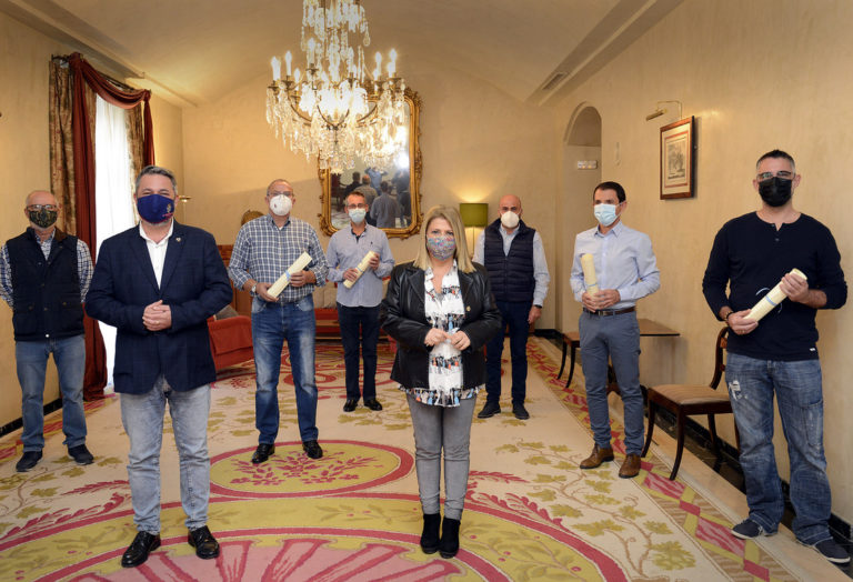 La alcaldesa recibe a los pisadores y arrumbadores de la Pisa de la Uva de las Fiestas de la Vendimia