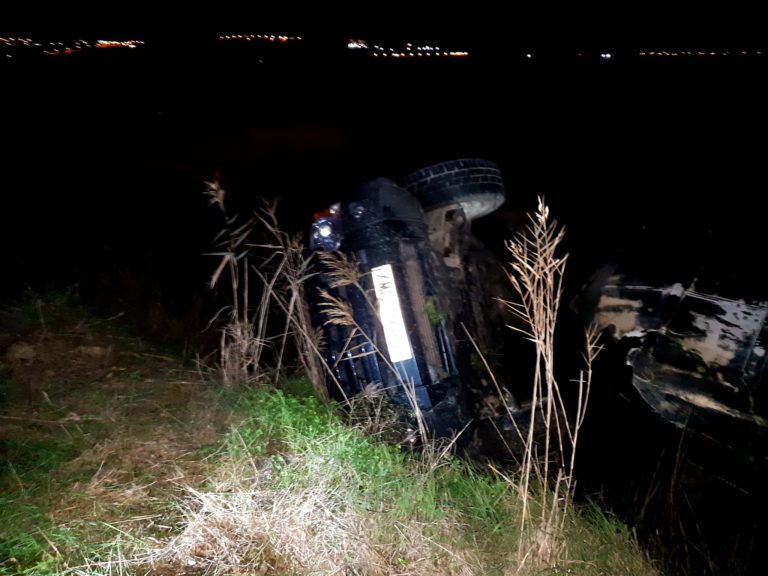 ACCIDENTE DE TRÁFICO POR VUELCO DE VEHÍCULO EN SANLÚCAR QUE CAE A UN ARROYO. SIN DAÑOS PERSONALES.