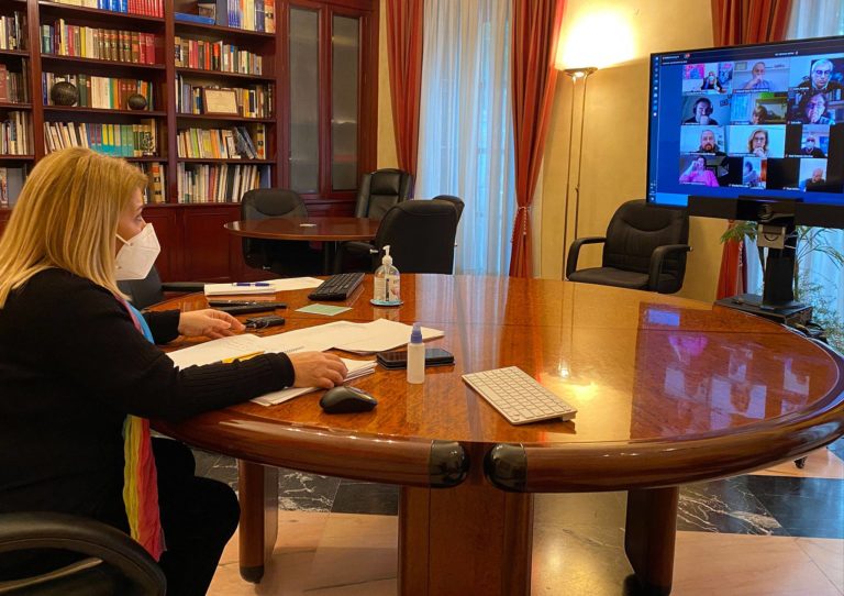 La alcaldesa valora como “muy valioso” el encuentro con el Consejo Escolar Municipal