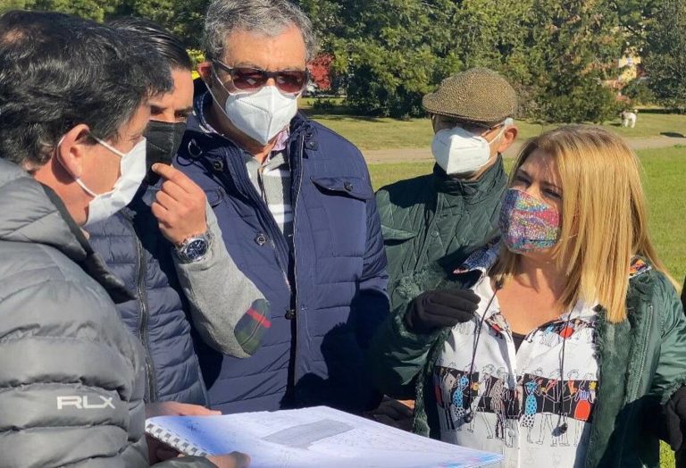La alcaldesa avanza a los vecinos el proyecto de construcción de nuevos aparcamientos frente al parque Atocha