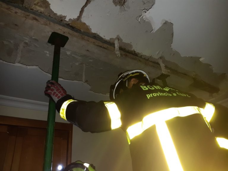 BOMBEROS DE CÁDIZ Y JEREZ INTERVIENEN EN EVALUACIÓN DE FORJADOS TRAS CAÍDAS DE FALSOS TECHOS EN VIVIENDAS DE AMBAS LOCALIDADES.
