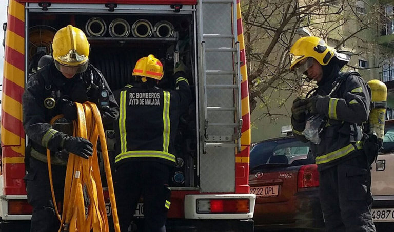 Evacuan a una mujer intoxicada por inhalación de humo en el incendio de una vivienda en Jerez