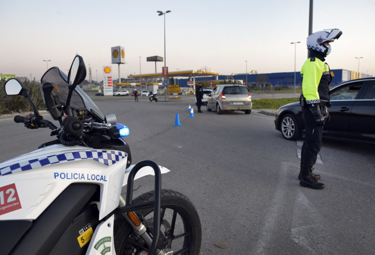 Policía Local controla 1.700 vehículos durante el cierre de actividades no esenciales