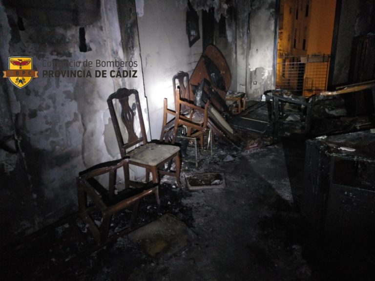 Rescate de 4 personas en un incendio de una vivienda en Jerez por un aparato eléctrico