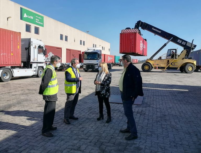 La alcaldesa se reúne con Adif para seguir impulsando la estación de transporte de mercancías