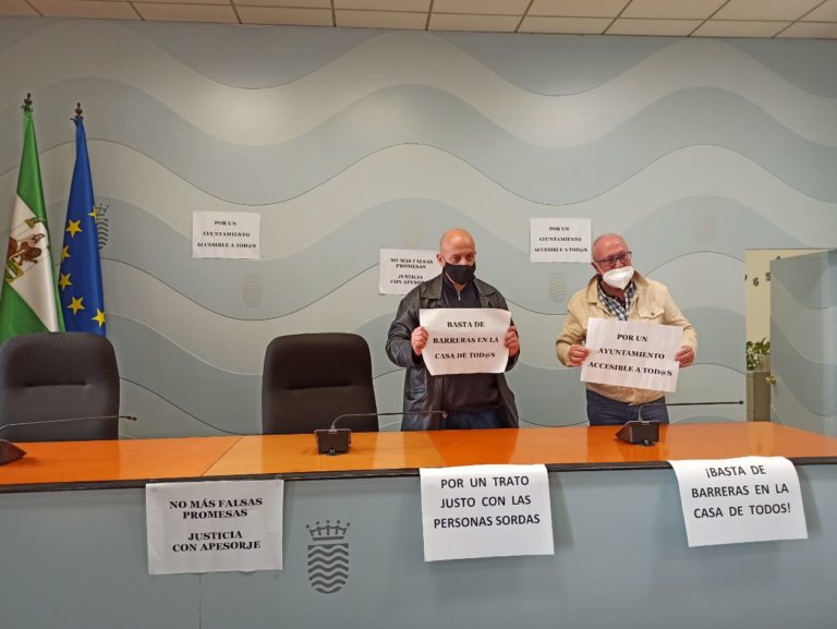 IU y APESORJE se encierran en el Ayuntamiento reivindicando un convenio digno
