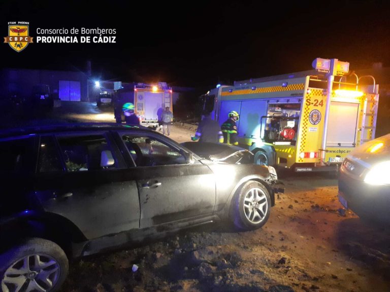 Bomberos de Arcos rescatan a un conductor atrapado tras colisión frontal de dos vehículos en la A-389