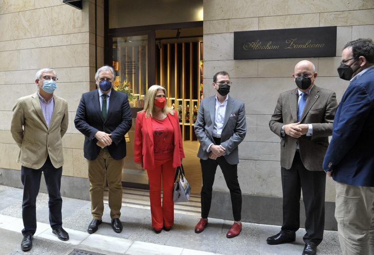 Abraham Zambrana abre su tienda-taller en el centro de Jerez