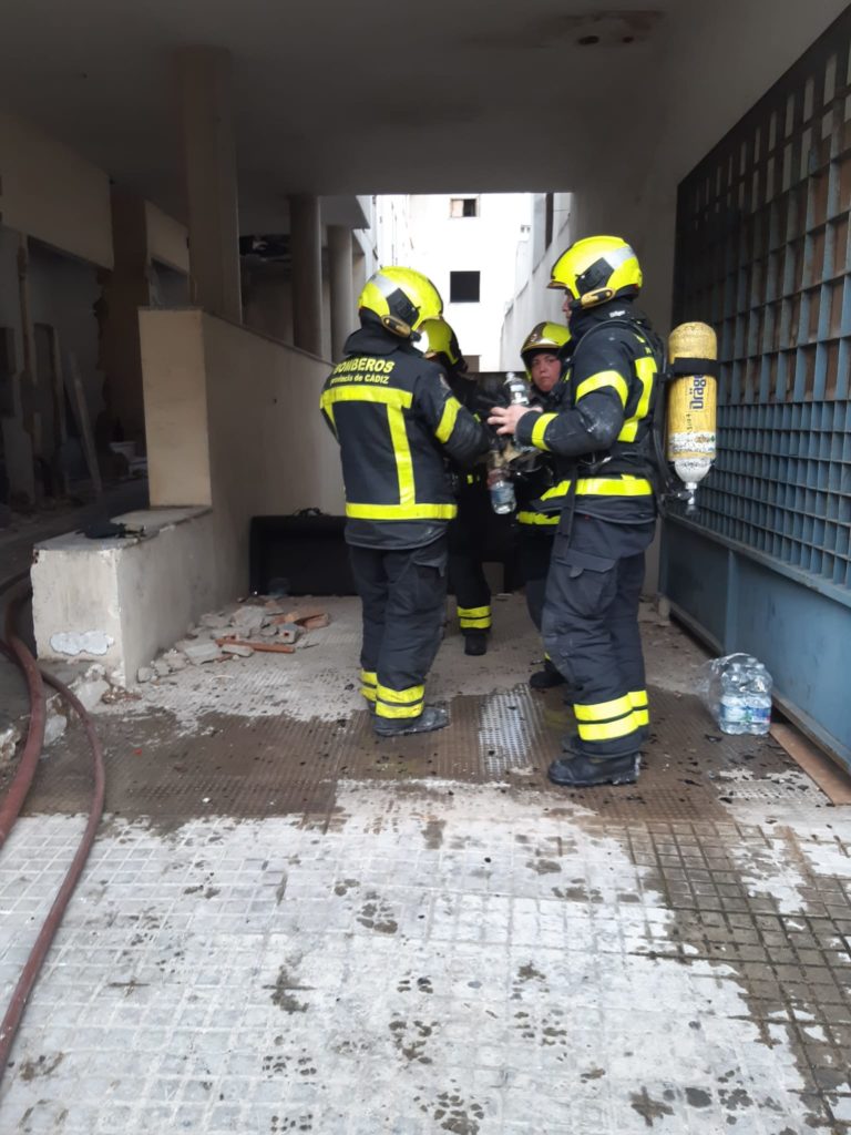 Rescate de tres personas en un incendio de una vivienda abandonada en calle Asta
