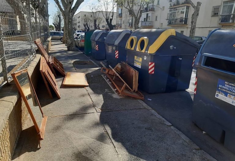 Medio Ambiente insiste en que hay que depositar los enseres en el Punto Limpio Sur o en los contenedores en su día indicado