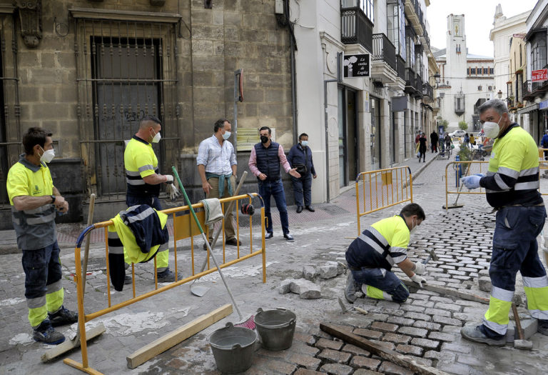 El Ayuntamiento repara el adoquín a lo largo de 200 metros de la calle Honda