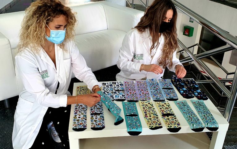 DOS ALUMNAS DE ALBOR CÁDIZ CREAN LA LÍNEA DE CALCETINES SANITARIOS SOLIDARIOS “UNA LUZ DE ESPERANZA”