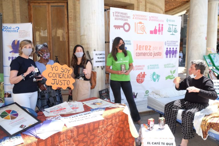 Oxfam Intermón y PROYDE realizan una performance para sensibilizar sobre el comercio justo