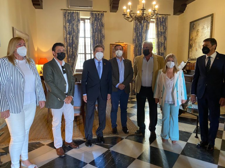 La alcaldesa y el ministro de Agricultura reconocen la pujanza del sector agroalimentario de Jerez